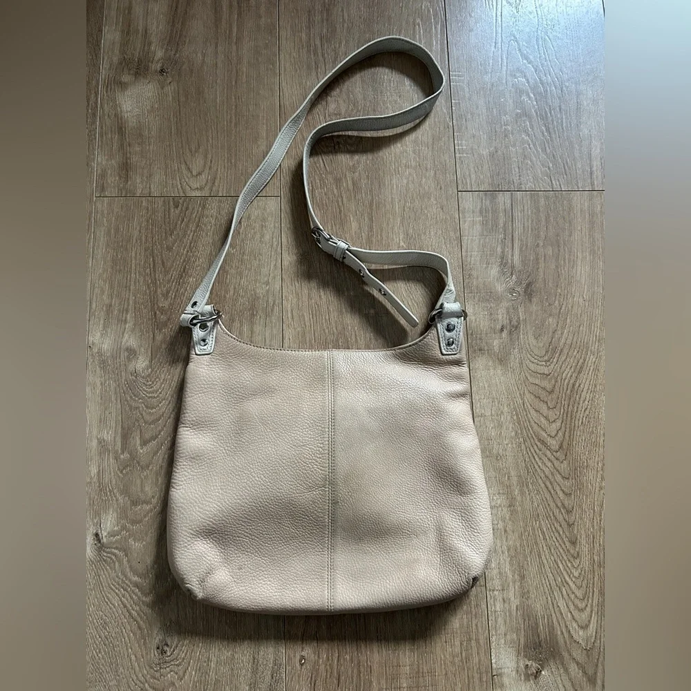 Coach Penelope Pebbled Leather Hippie F19265 Crossbody Shoulder bag Beige/White